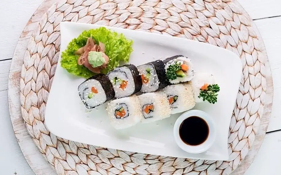 Veganské sushi na Karláku: 8 rolek, avokádo či okurka