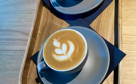 Káva, čaj či limo a dort v nové kavárně Cafe Residence