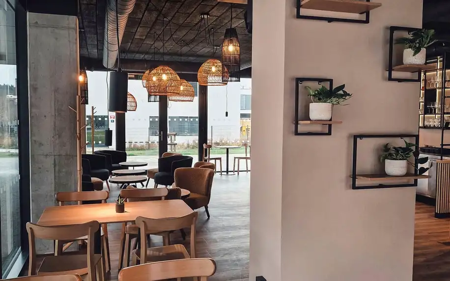 Káva, čaj či limo a dort v nové kavárně Cafe Residence