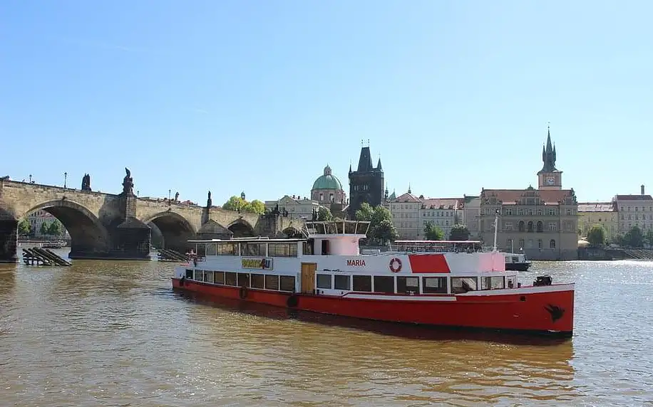 Dvouhodinová plavba výletní lodí po historickém centru Prahy s vynikajícím obědem