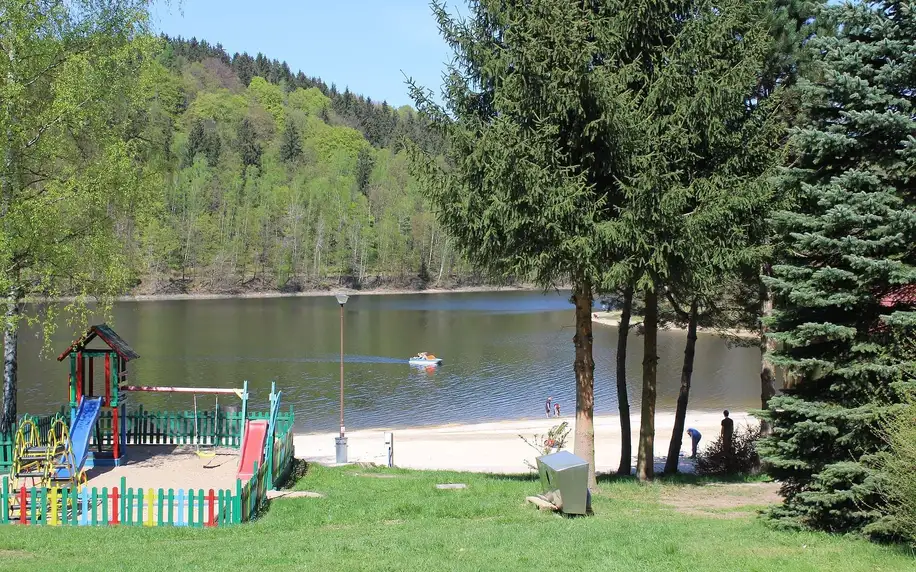 Pobyt v resortu Złoty Potok: jezero, atrakce, snídaně