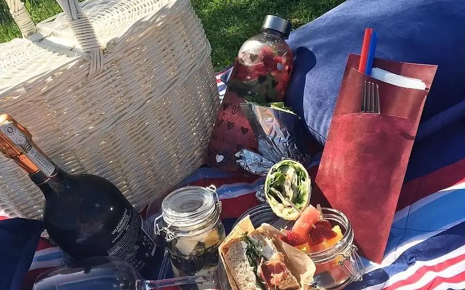 Romantický pobyt v moderní maringotce s piknikem, polopenzí a masáží v resortu Vigvam