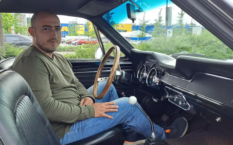 Jízda zpátky časem v Mustangu z roku 1967, motor V8