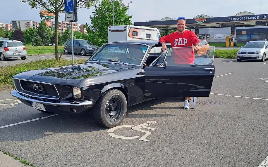 Jízda zpátky časem v Mustangu z roku 1967, motor V8