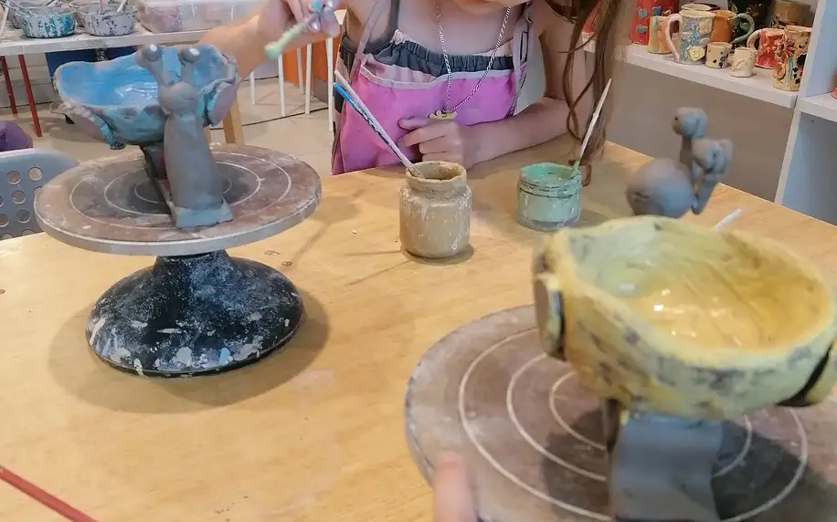 Keramika pro děti i rodiče: 3 hod. tvoření a limča
