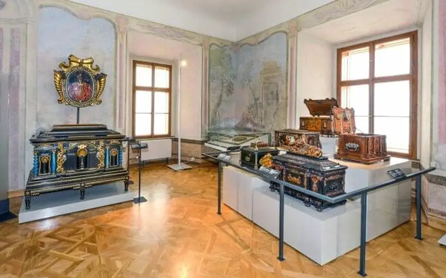 Praha: Romantický Pytloun Zámecký Hotel Ctěnice **** v pokoji Deluxe se snídaněmi, tapas + vstupy na výstavy