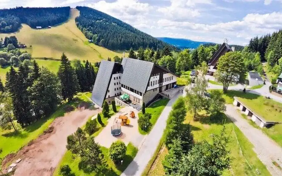 Krkonoše: Pytloun Hotel Harrachov **** s polopenzí a vstupem do wellness centra s výhledem na Čertovu horu