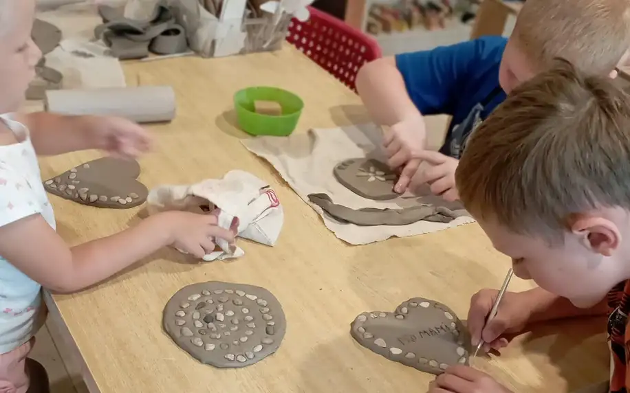 Obtisky dětských ručiček a nožiček do keramiky