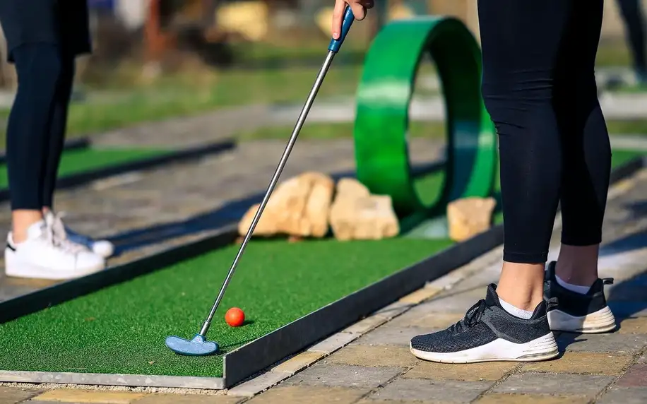 Minigolf: hra pro 2 osoby i rodinu