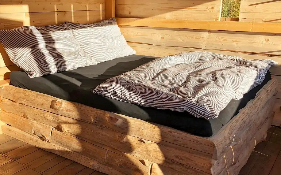 Chatička v lese na Vysočině: postel s úžasným výhledem
