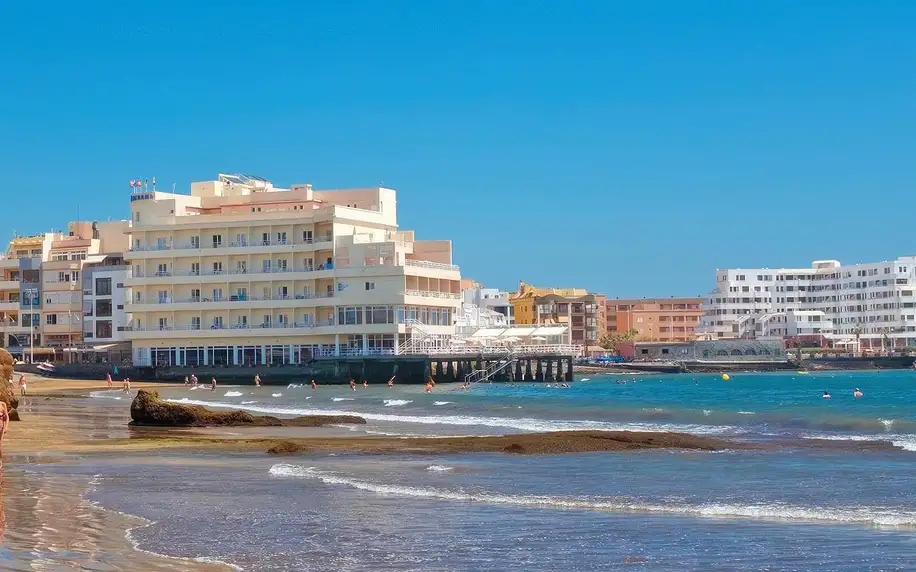 Dovolená na Tenerife: hotel se snídaní a terasou přímo na pláži