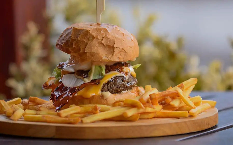 Burger s hovězím, smažákem či obojím a pivo