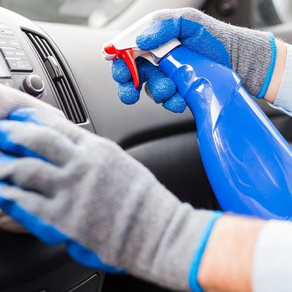 Ruční mytí auta suchou nebo mokrou cestou