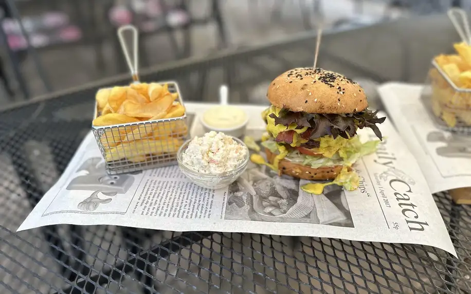 Burger s hovězím nebo trhaným vepřovým a přílohy