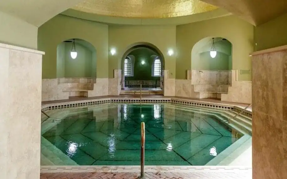 Lázně Eger ve Végvári Hotelu *** s polopenzí + každodenní vstup do termálů se 13 bazény, degustace a slevy
