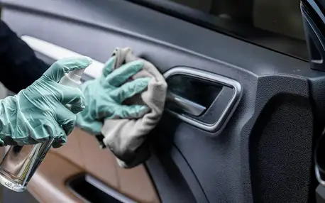 Mobilní čištění interiéru vozidla i tepování či dezinfekce