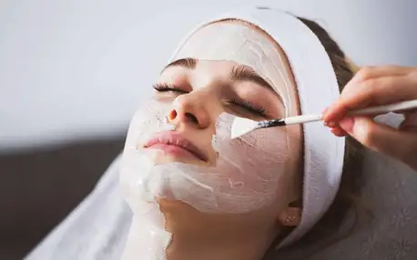 Kosmetické ošetření pleti i s masáží či úpravou obočí