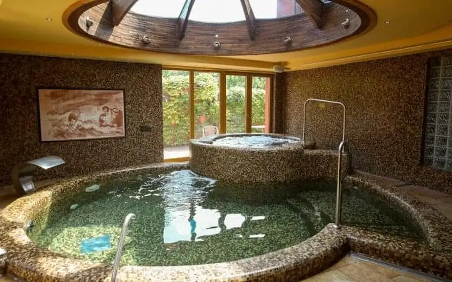 Balaton 300 m od jezera: Wellness Hotel Laroba **** s polopenzí, sklenkou vína a neomezeným bazénem + sauny
