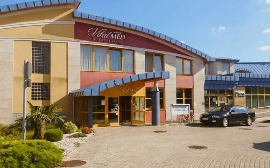 Sárvár: VitalMED Hotel **** propojený s lázněmi s neomezeným vstupem do termálních bazénů a saun + polopenze