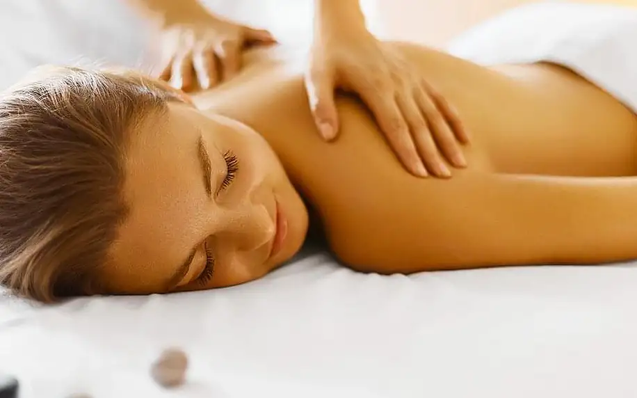 Úleva od bolesti zad a šíje: klasická masáž i baňkování