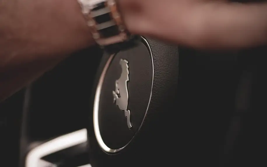 Půjčení kabrioletu Ford Mustang 5.0 V8 na 12-72 hodin