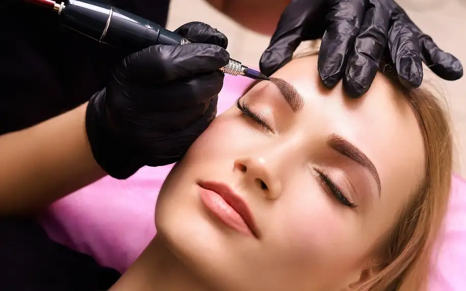 Permanentní make-up metodou pudrového obočí či linky