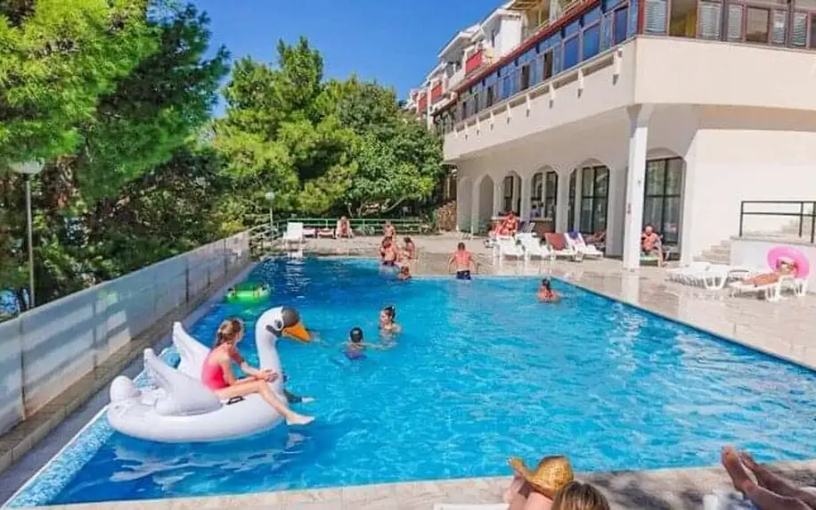 Chorvatsko jen 100 m od moře v Hotelu Zagreb *** s polopenzí/plnou penzí, bazény a animacemi + dítě zdarma