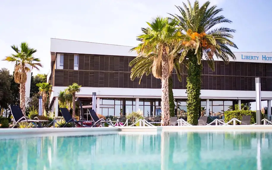 Chorvatský Pag: hotel přímo na pláži, polopenze