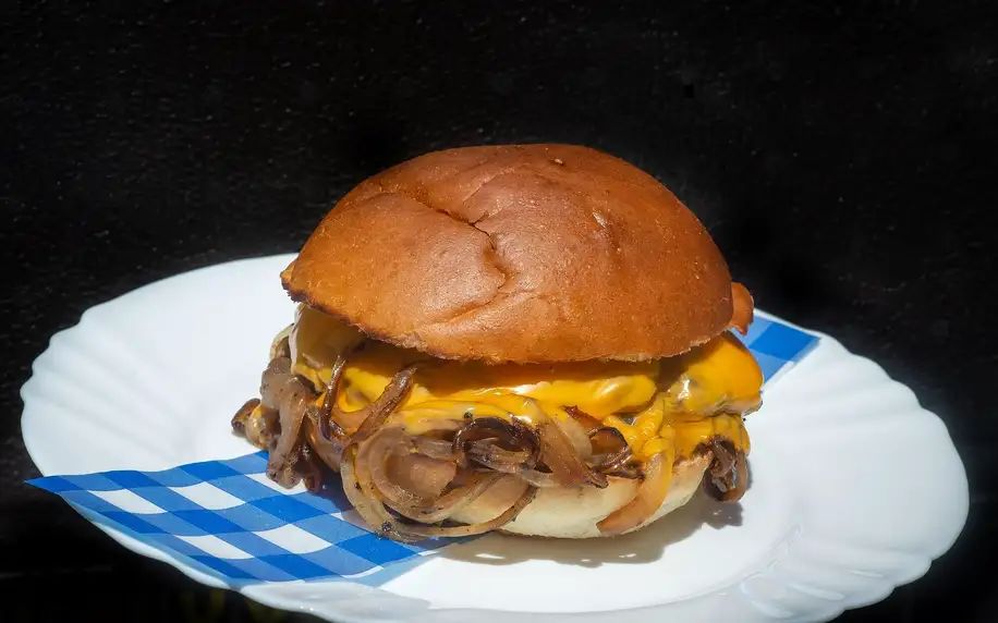 Burger dle výběru i hranolky v americkém retro bistru