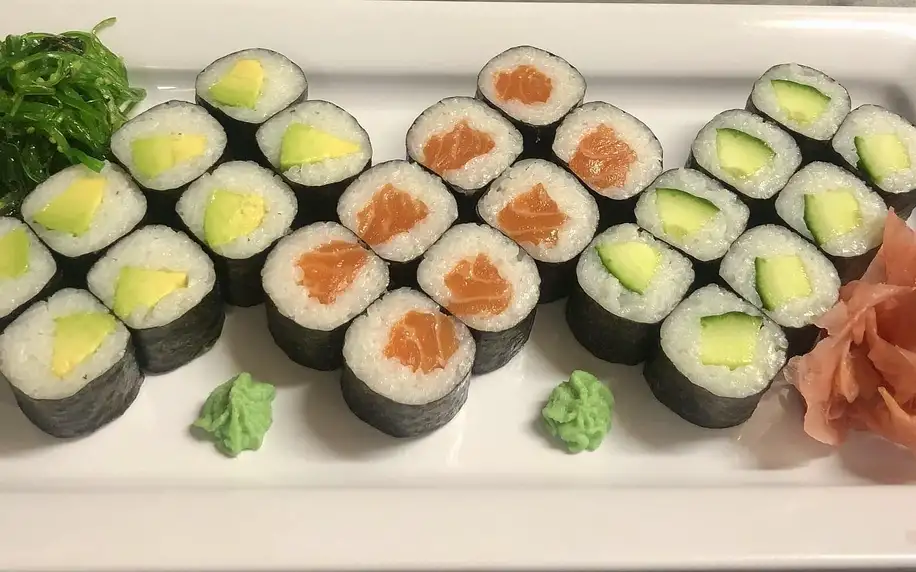 Sushi sety: 24-50 ks s okurkou, lososem i chirashi