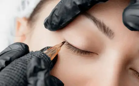 Permanentní make-up: rty, obočí i horní linky
