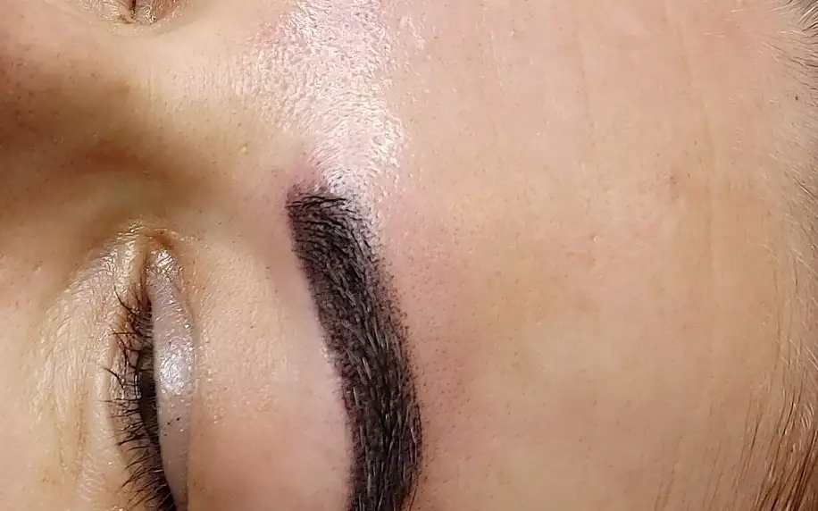 Permanentní make-up: rty, obočí i horní linky