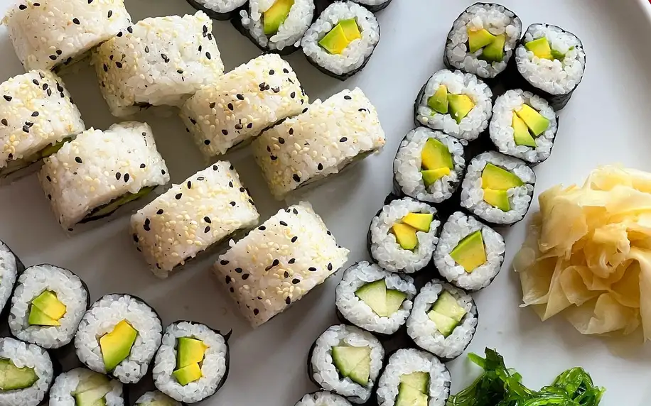 40 nebo 70 ks vege sushi včetně salátu wakame