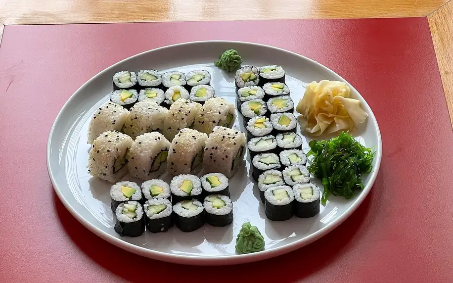 40 nebo 70 ks vege sushi včetně salátu wakame