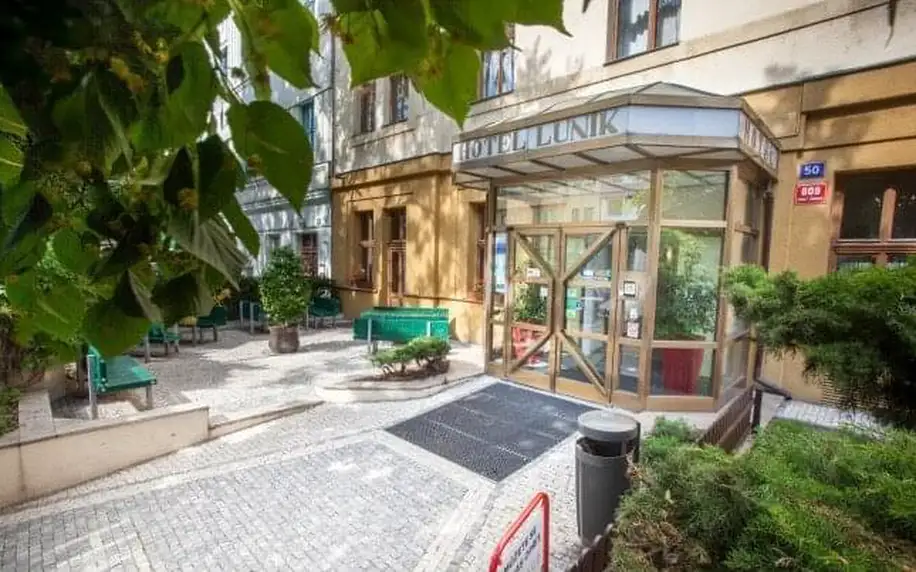 Pobyt přímo v centru Prahy u památek v Hotelu Luník *** se snídaněmi formou bufetu a slevou na parkování