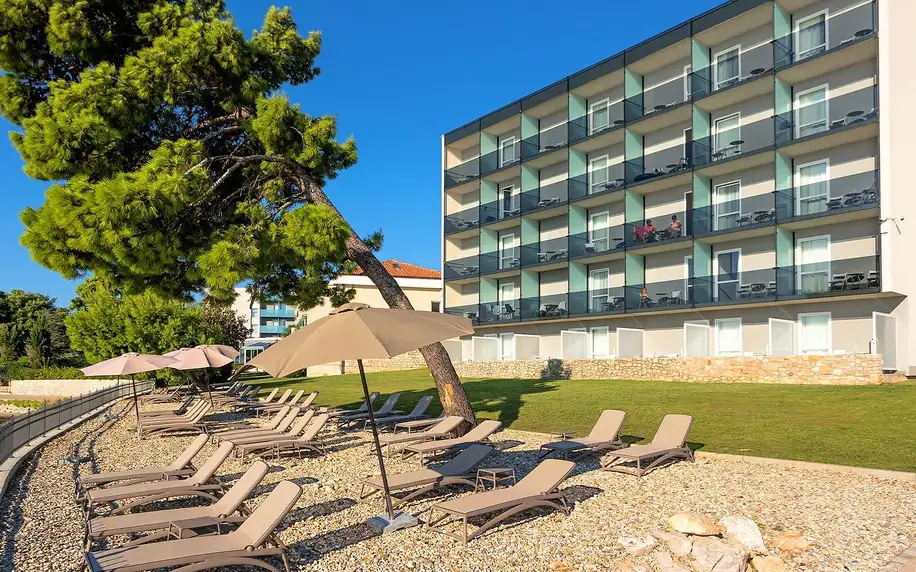 Hotel na pobřeží Jadranu: bazén, plná penze i 2 děti zdarma