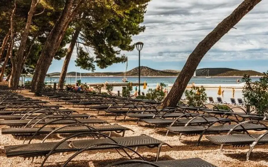 Vodice jen 30 m od pláže v apartmánu v Matilde Beach Resortu *** s polopenzí formou bufetu a vstupem do bazénů