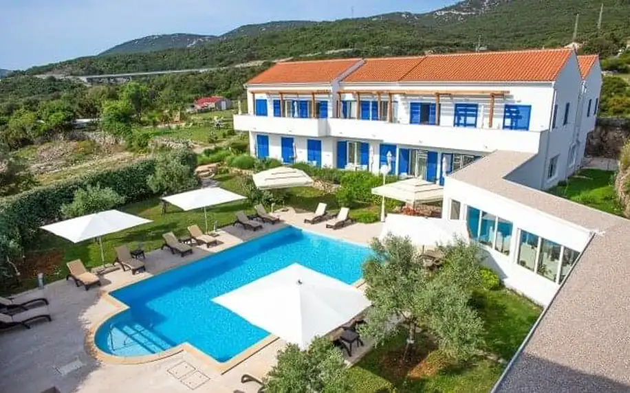 Chorvatsko: Ostrov Lošinj ve Family Resort Hotelu Manora **** se soukromou pláží s lehátky, bazény a polopenzí