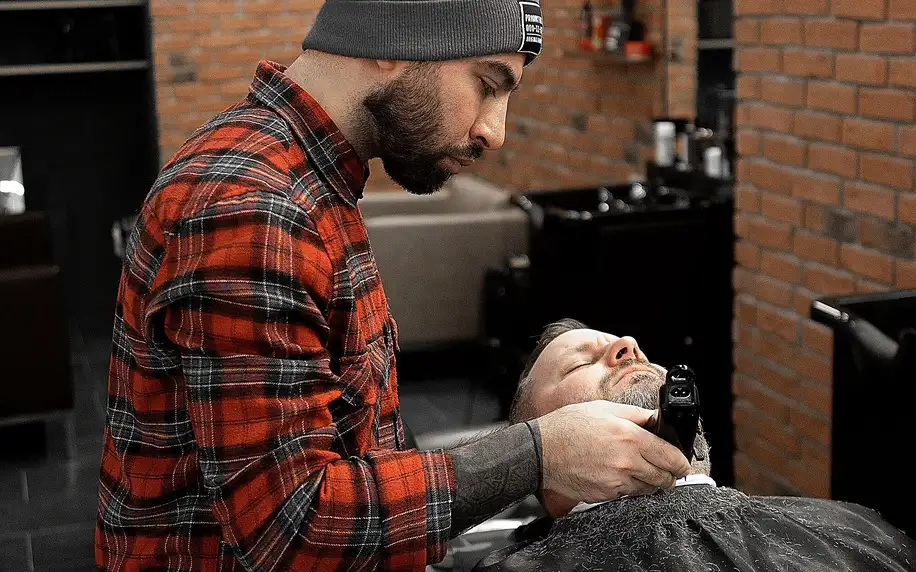 Péče v barber shopu: úprava vousů, střih i masáž obličeje