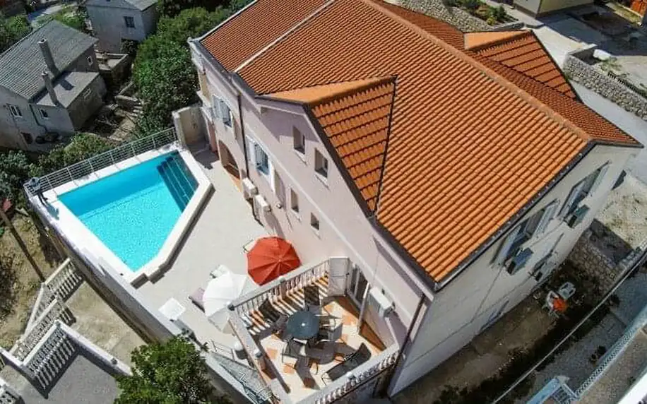 Chorvatský Karlobag jen 400 m od pláže pro 4-7 osob v klimatizovaných Apartmánech Kathy s venkovním bazénem