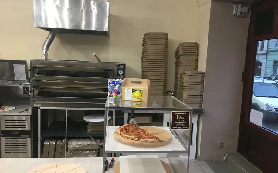 Jedna či dvě velké pizzy o průměru 40 cm s sebou