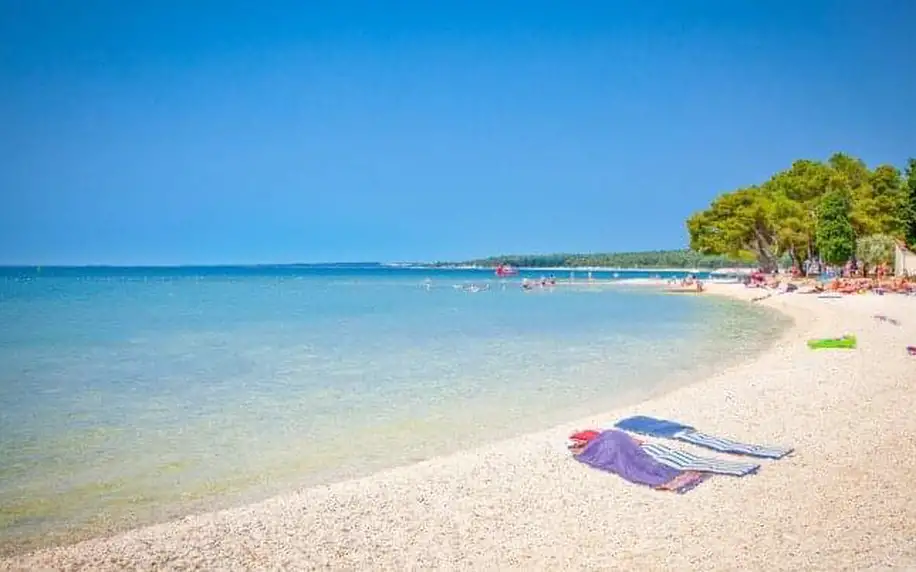 Chorvatský Karlobag jen 400 m od pláže pro 4-7 osob v klimatizovaných Apartmánech Kathy s venkovním bazénem