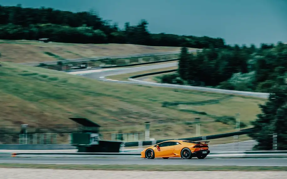 Jízda v Lamborghini na polygonu Brno - 2 kola