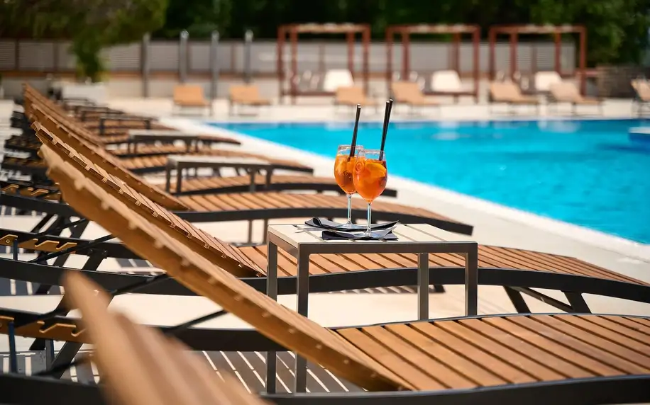 Chorvatská Vodice: hotel u pláže, polopenze, bazén