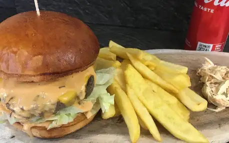 Burger menu: hovězí, hranolky, coleslaw a nápoj