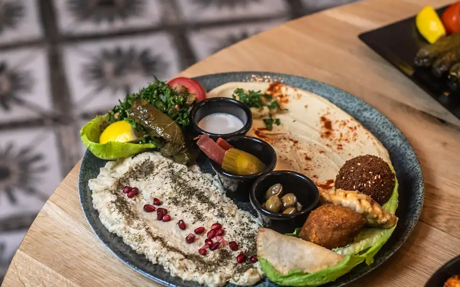 Libanonská hostina: falafel, hummus, sambousek i špíz