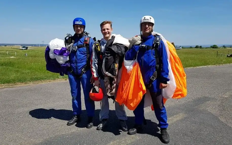 Parašutistický výcvik se seskokem z 1200 metrů a osvědčením v Kolíně