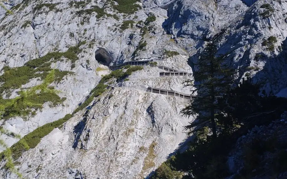 Výlet do Rakouska: největší ledová jeskyně a vodopád