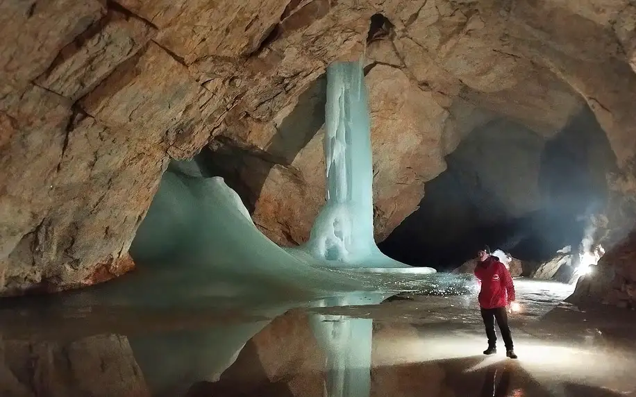 Výlet do Rakouska: největší ledová jeskyně a vodopád