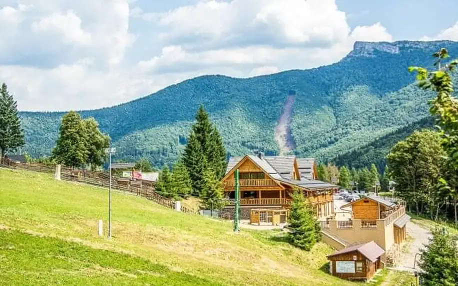 Pobyt u CHKO Strážovské vrchy v apartmánu Salaše Kľak s polopenzí, wellness (vířivka, sauny) + 3 dětská hřiště